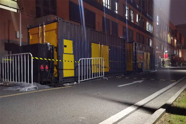 丰台柴油发电机组的输出电压是如何调节的？